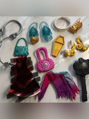 Monster High Accessory Bundle - Clothes is not in the greatest condition!